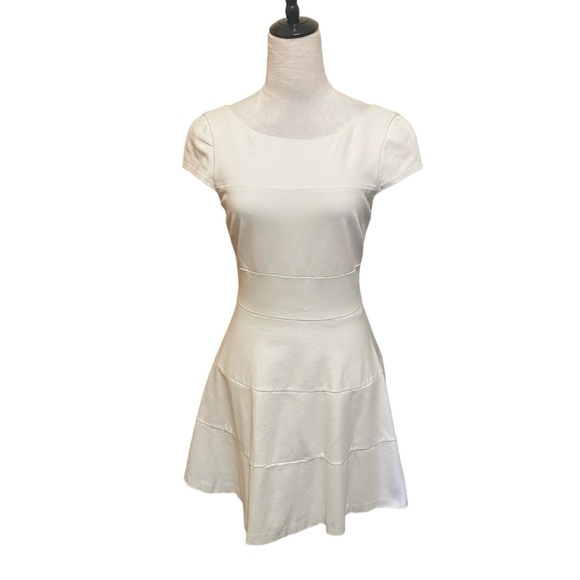 Banana Republic Dresses & Skirts - EUC Banana Republic Cap Sleeves Fit and Flare Dress